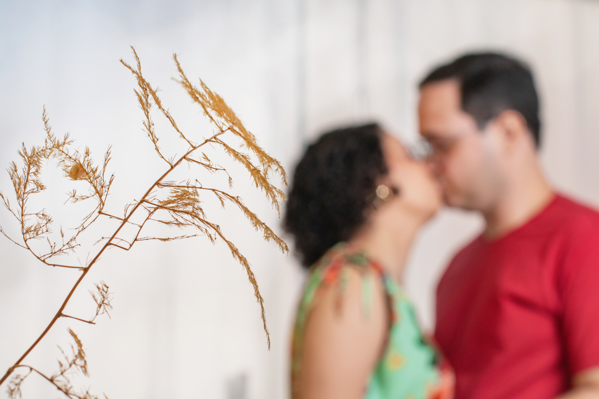 Ensaio casal em estúdio fotográfico para comemorar 10 anos de casados. Casal com roupas coloridas em cenário Em stúdio em Santo Antônio de Pádua no interior do Rio de Janeiro. Casal sorrindo muito feliz.