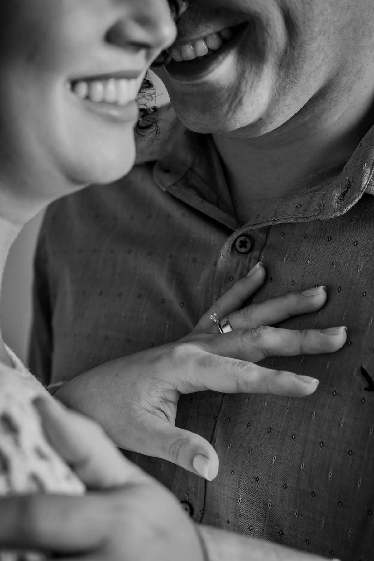 Ensaio casal em estúdio fotográfico para comemorar 10 anos de casados. Foto em preto e branco. Ela com vestido branco de linha e ele de camisa social em stúdio em Santo Antônio de Pádua no interior do Rio de Janeiro.