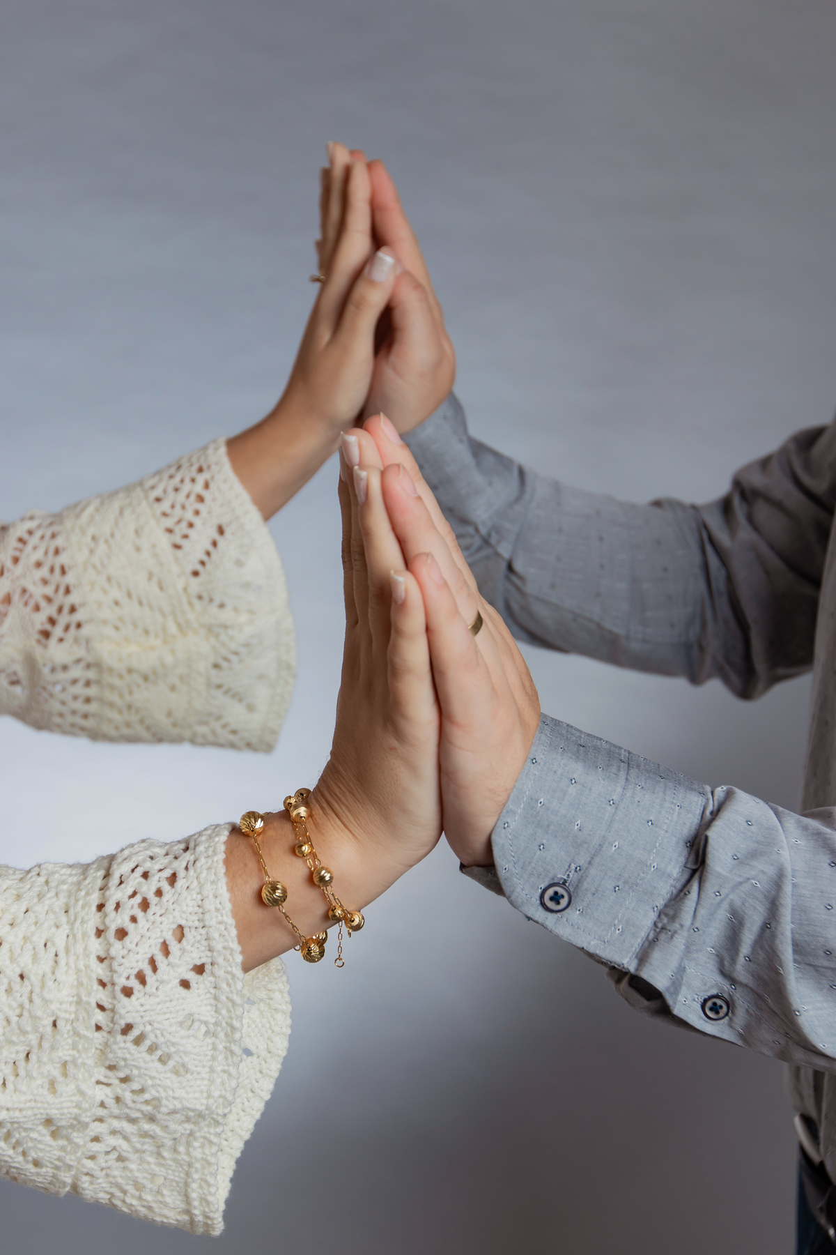 Ensaio casal em estúdio fotográfico para comemorar 10 anos de casados. Foto do casal de mãos dadas sorrindo um para o outro. Ela com vestido branco de linha e ele de camisa social em stúdio em Santo Antônio de Pádua no interior do Rio de Janeiro.