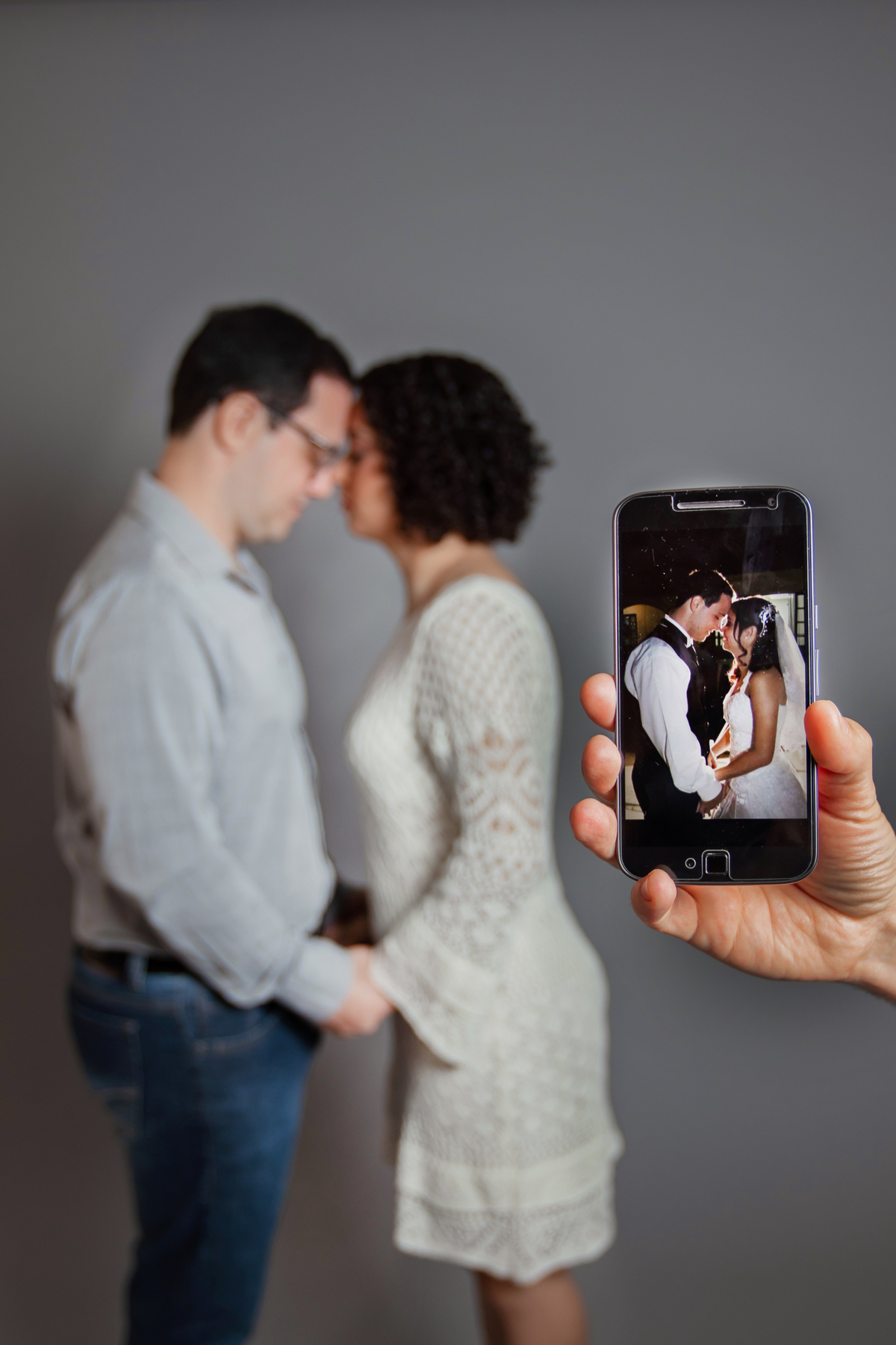 Ensaio casal em estúdio fotográfico para comemorar 10 anos de casados. Reprodução de fotos no celular quando casaram há 10 anos atrás. Em stúdio em Santo Antônio de Pádua no interior do Rio de Janeiro.