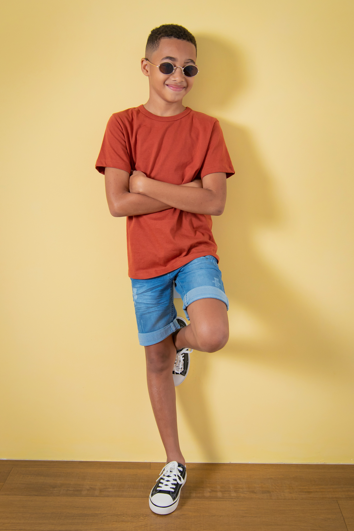 Ensaio para comemorar os 10 anos do Rean, ensaio em estúdio. Ele estava com de tênis all star, óculos escuro e bermuda jeans. Estúdio com parede amarela, bem descontraído. Em Santo Antônio de Pádua interior do Rio de Janeiro.