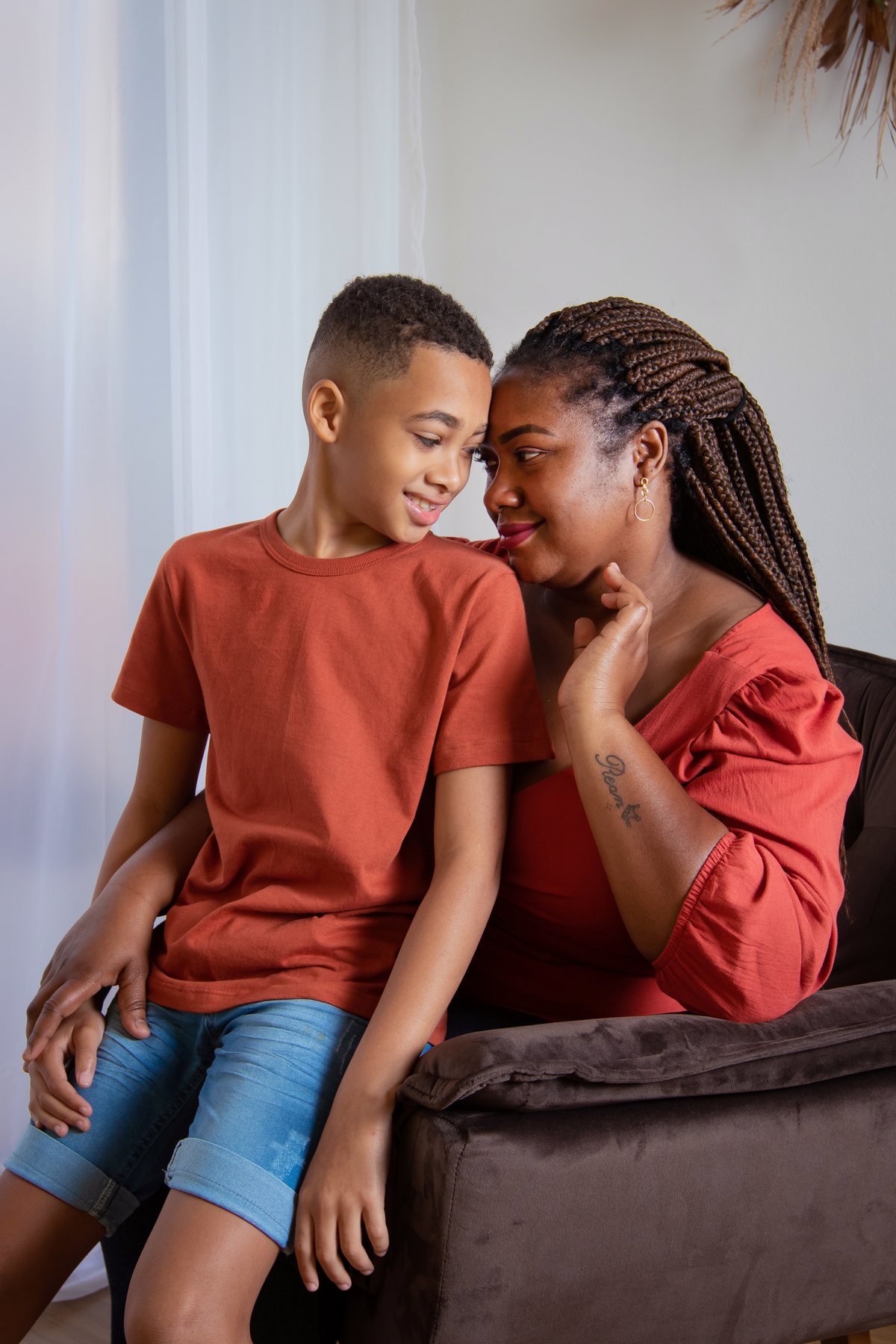 Ensaio para comemorar os 10 anos do Rean, ensaio em estúdio. Ensaio mãe e filho, felizes e carinhosos um com o outro. Combinando as cores das blusas, ficou lindo. Em Santo Antônio de Pádua interior do Rio de Janeiro.