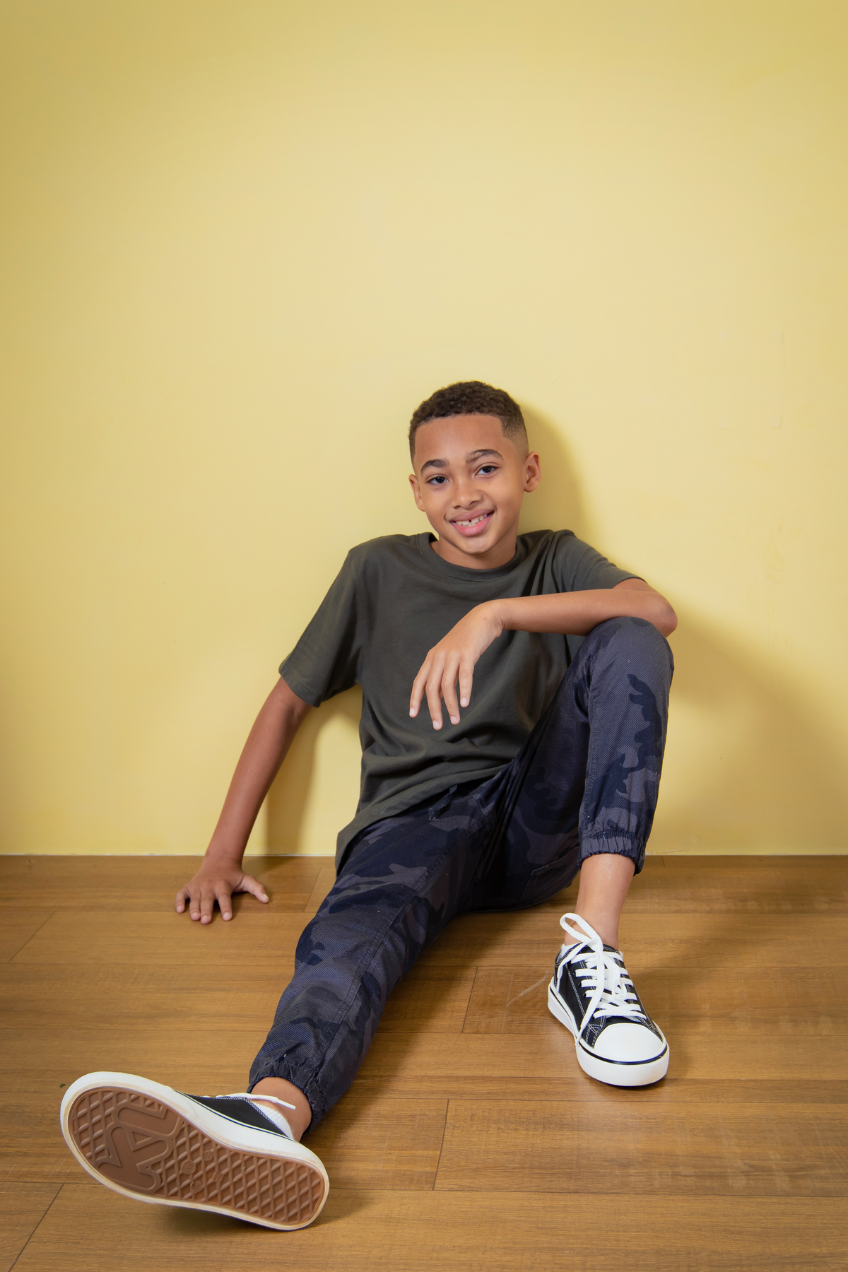 Ensaio para comemorar os 10 anos do Rean, ensaio em estúdio. Ele estava com de tênis all star, calça jeans. Estúdio com parede amarela, bem descontraído. Em Santo Antônio de Pádua interior do Rio de Janeiro.