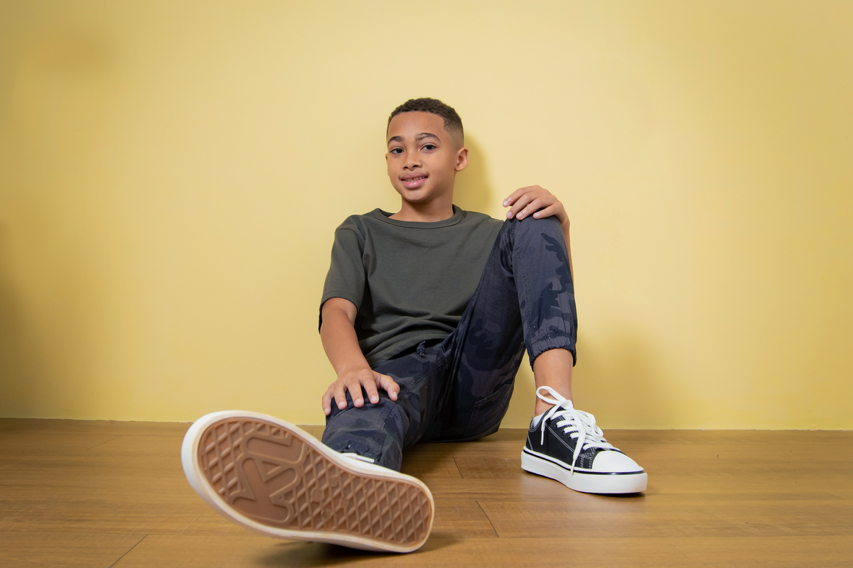 Ensaio para comemorar os 10 anos do Rean, ensaio em estúdio. Ele estava com de tênis all star, calça jeans. Estúdio com parede amarela, bem descontraído. Em Santo Antônio de Pádua interior do Rio de Janeiro.