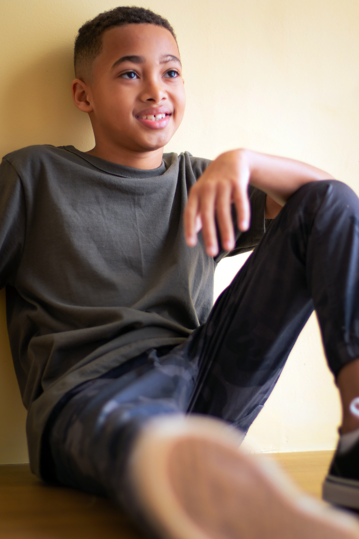 Ensaio para comemorar os 10 anos do Rean, ensaio em estúdio. Ele estava com de tênis all star, calça jeans. Estúdio com parede amarela, bem descontraído. Em Santo Antônio de Pádua interior do Rio de Janeiro.