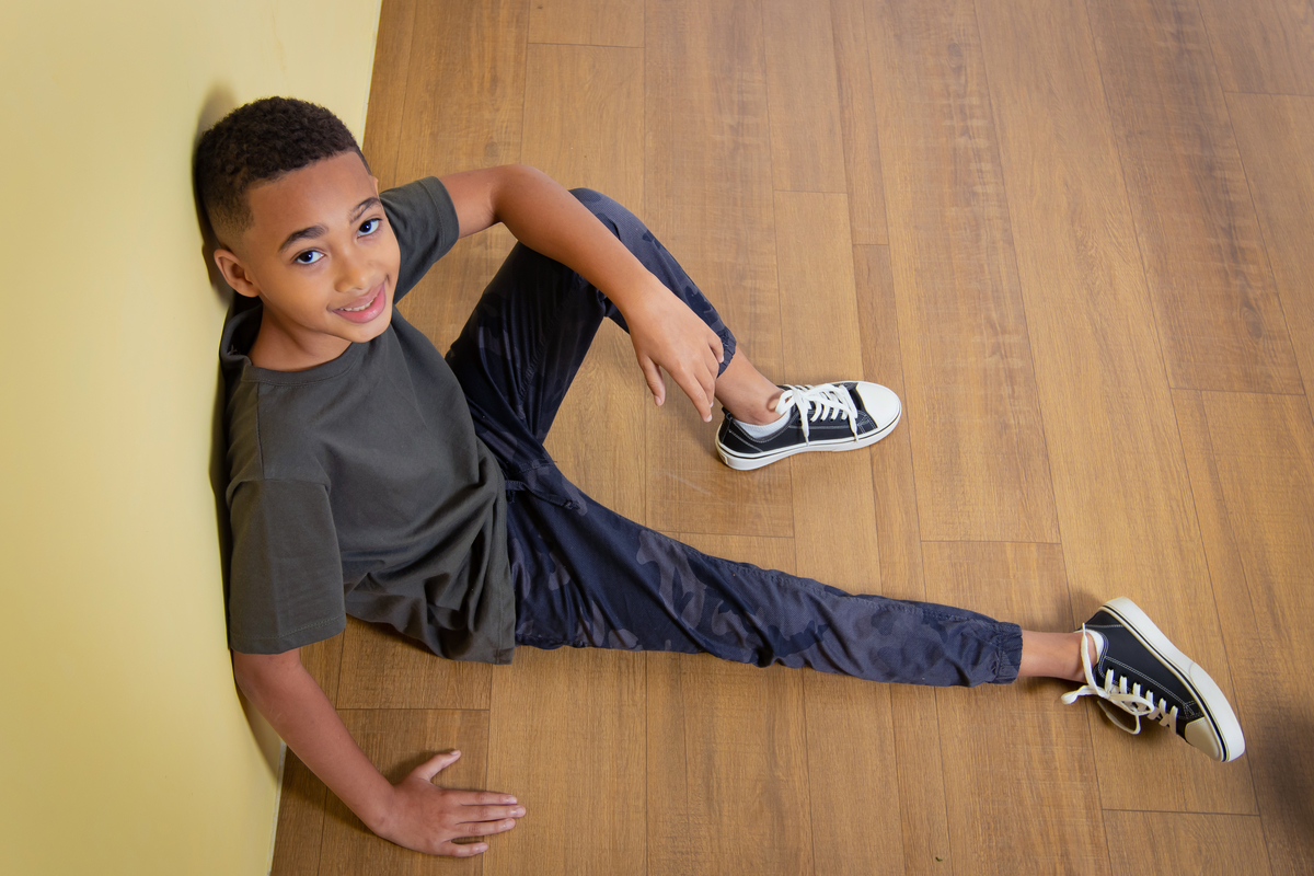 Ensaio para comemorar os 10 anos do Rean, ensaio em estúdio. Ele estava com de tênis all star, calça jeans. Estúdio com parede amarela, bem descontraído. Em Santo Antônio de Pádua interior do Rio de Janeiro.