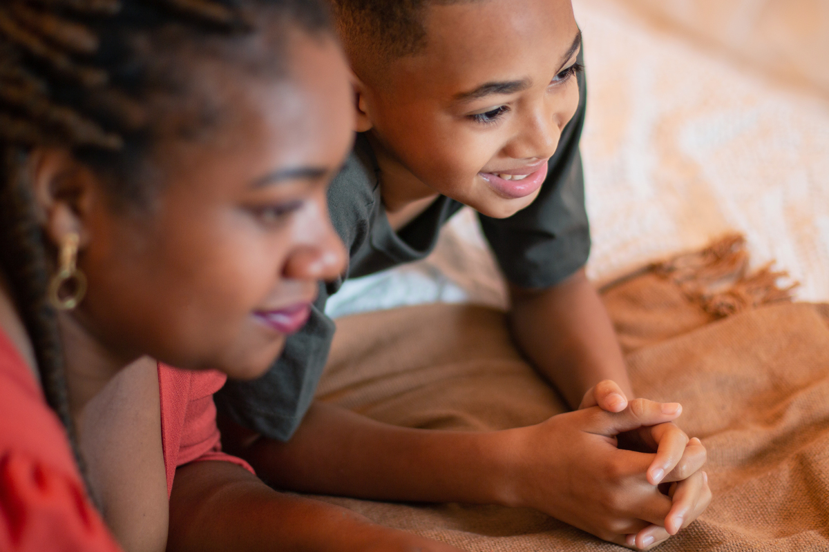 Ensaio para comemorar os 10 anos do Rean, ensaio em estúdio. Ensaio mãe e filho, felizes e carinhosos um com o outro. Combinando as cores das blusas, ficou lindo. Em Santo Antônio de Pádua interior do Rio de Janeiro.