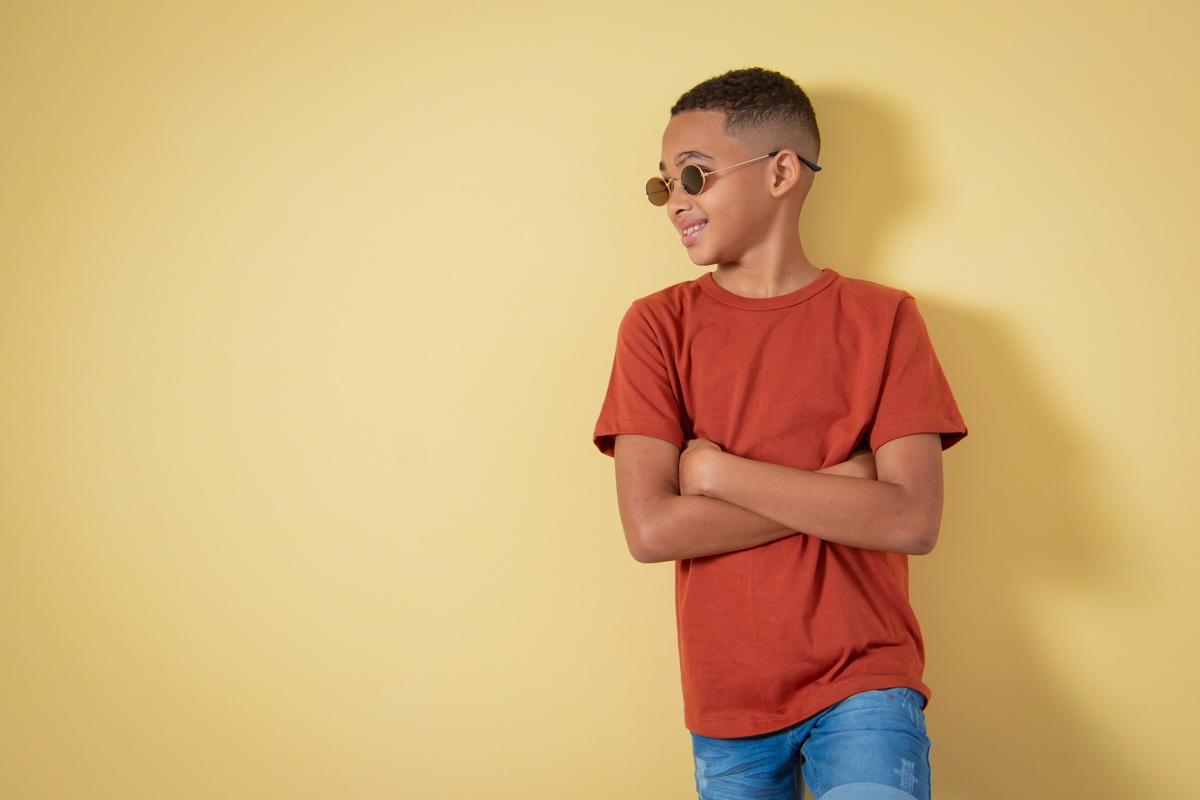 Ensaio para comemorar os 10 anos do Rean, ensaio em estúdio. Ele estava com de tênis all star, óculos escuro e bermuda jeans. Estúdio com parede amarela, bem descontraído. Em Santo Antônio de Pádua interior do Rio de Janeiro.