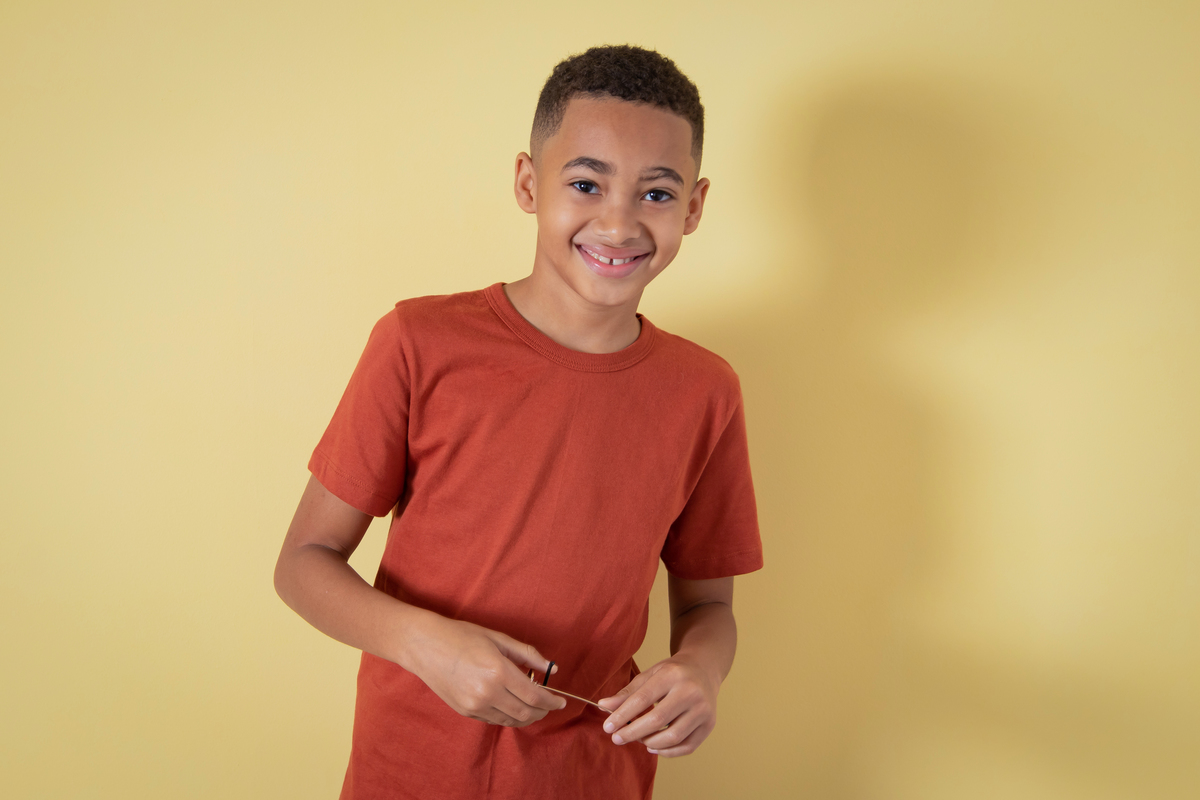 Ensaio para comemorar os 10 anos do Rean, ensaio em estúdio. Ele estava com de tênis all star, óculos escuro e bermuda jeans. Estúdio com parede amarela, bem descontraído. Em Santo Antônio de Pádua interior do Rio de Janeiro.