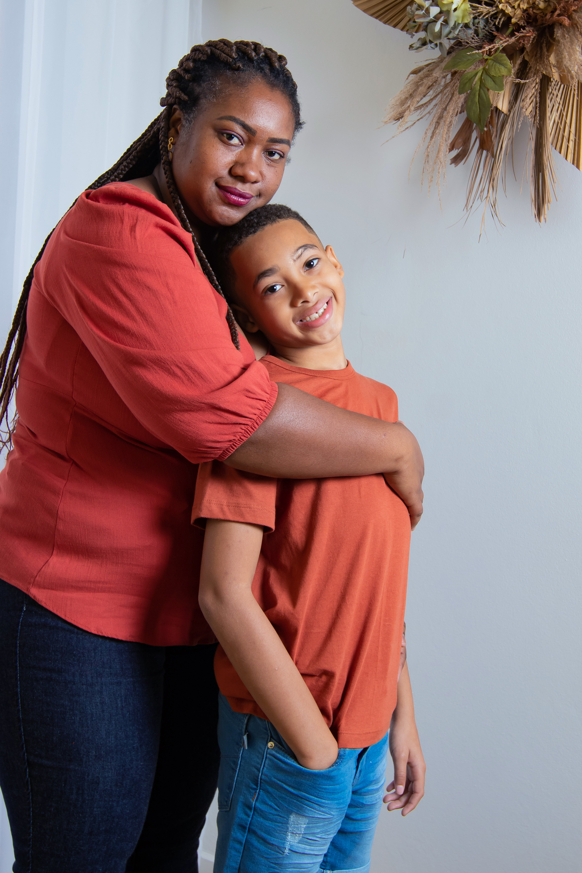 Ensaio para comemorar os 10 anos do Rean, ensaio em estúdio. Ensaio mãe e filho, felizes e carinhosos um com o outro. Combinando as cores das blusas, ficou lindo. Em Santo Antônio de Pádua interior do Rio de Janeiro.