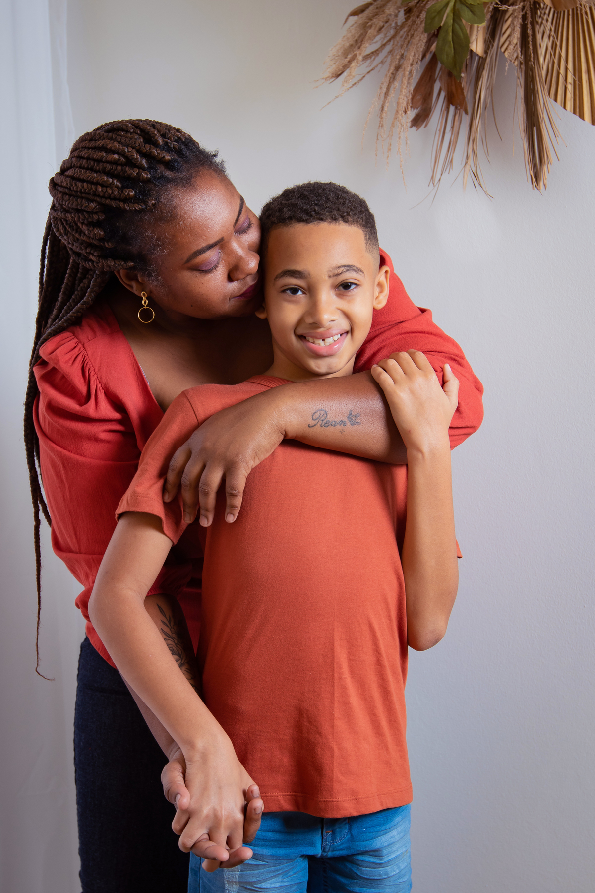 Ensaio para comemorar os 10 anos do Rean, ensaio em estúdio. Ensaio mãe e filho, felizes e carinhosos um com o outro. Combinando as cores das blusas, ficou lindo. Em Santo Antônio de Pádua interior do Rio de Janeiro.