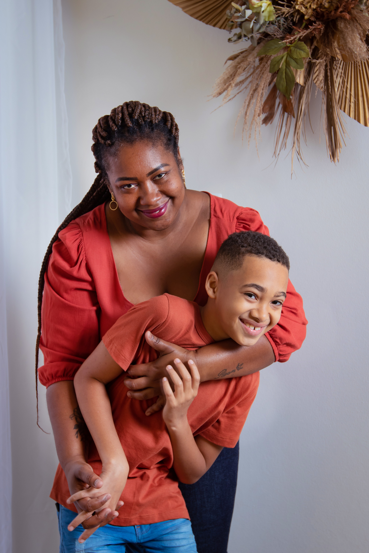 Ensaio para comemorar os 10 anos do Rean, ensaio em estúdio. Ensaio mãe e filho, felizes e carinhosos um com o outro. Combinando as cores das blusas, ficou lindo. Em Santo Antônio de Pádua interior do Rio de Janeiro.