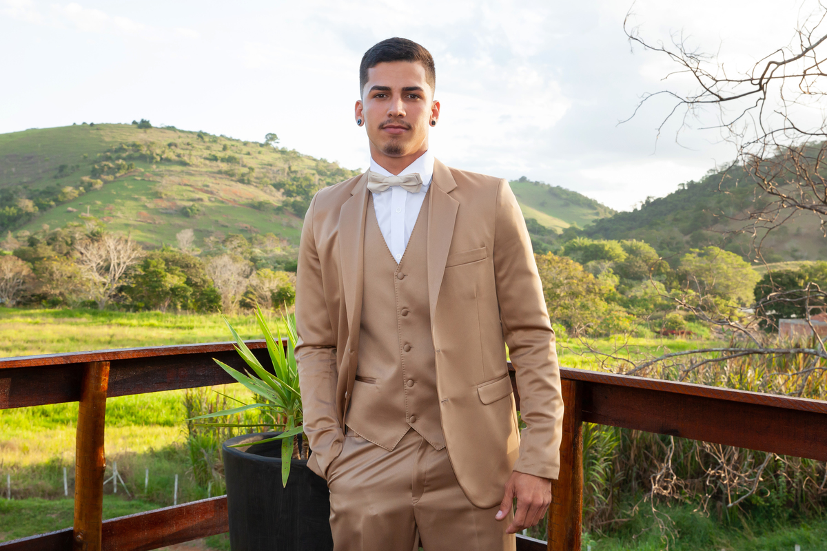 Making of do noivo ao ar livre, com terno dourado e gravata de borboleta em casamento durante o dia em Santo Antônio de Pádua no interior do Rio de Janeiro.