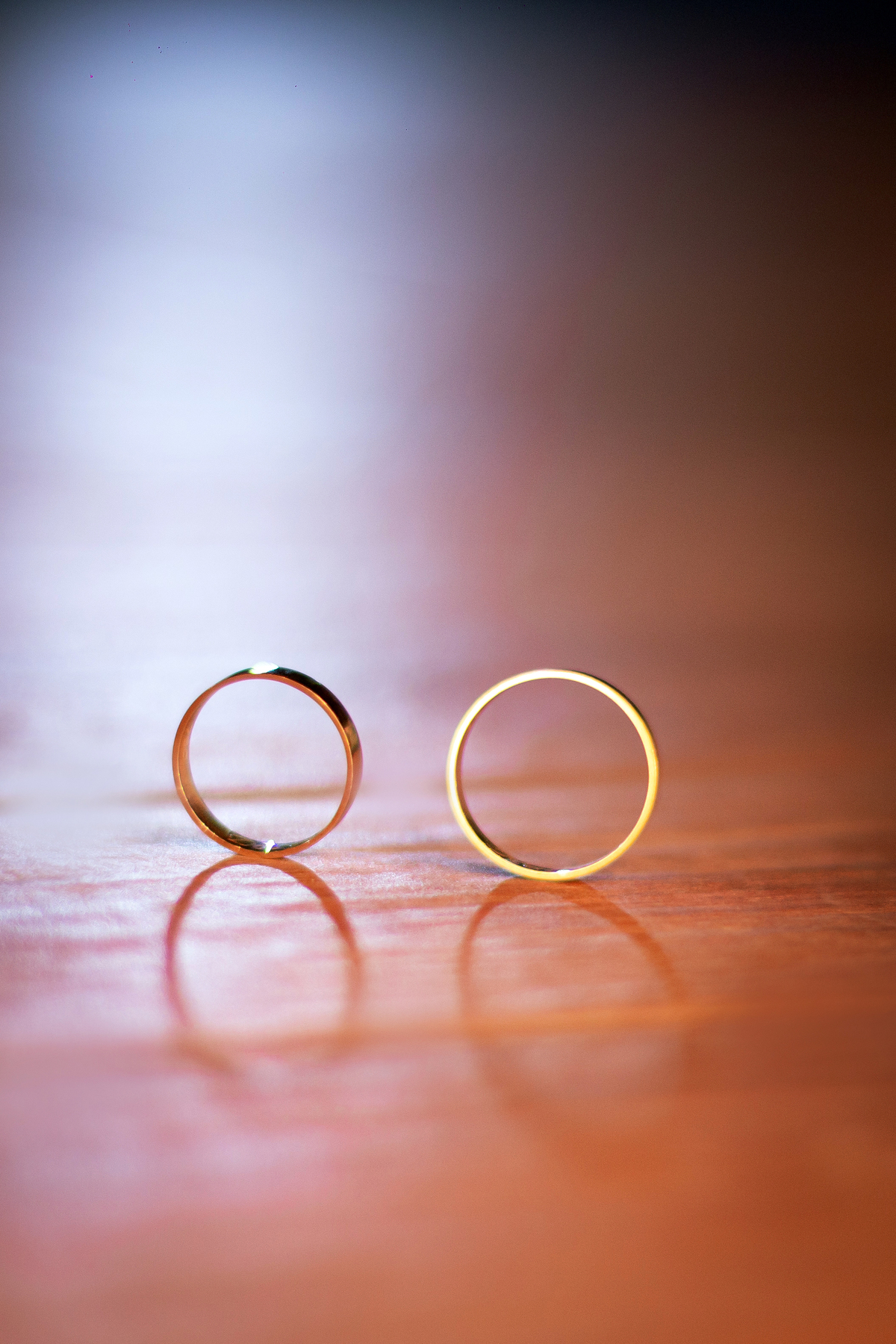 Fotos de detalhes das alianças casamento ao ar livre durante o dia com um pôr do sol maravilhoso em Santo Antônio de Pádua no interior do Rio de Janeiro.