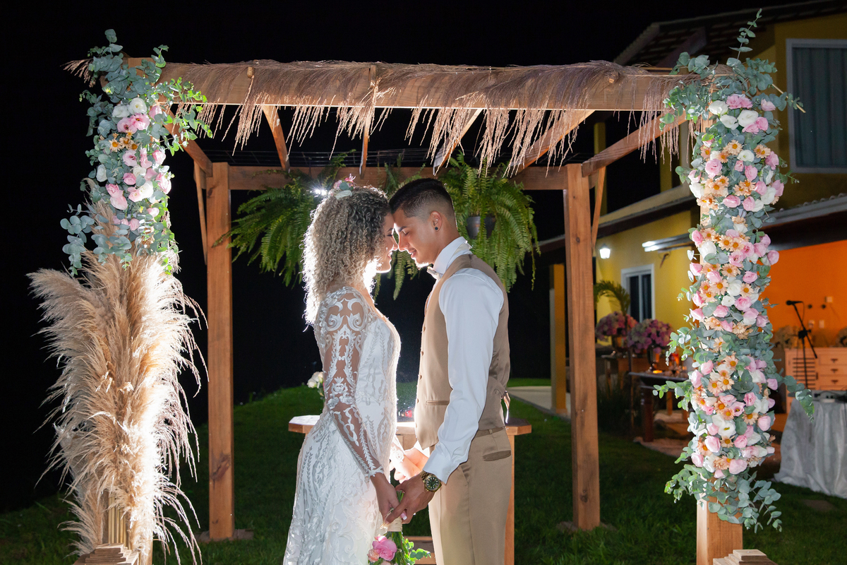 Noivos abraçados com testa coladas em foto de silhueta durante sessão de fotos em Casamento durante o dia ao ar livre  em Santo Antônio de Pádua no interior do Rio de Janeiro.