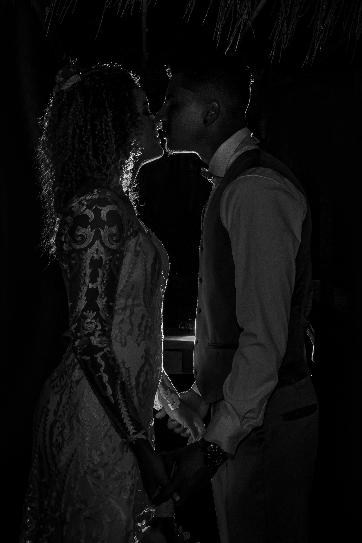 Noivos abraçados em foto preta e branca com testa coladas em foto de silhueta durante sessão de fotos em Casamento durante o dia ao ar livre  em Santo Antônio de Pádua no interior do Rio de Janeiro.