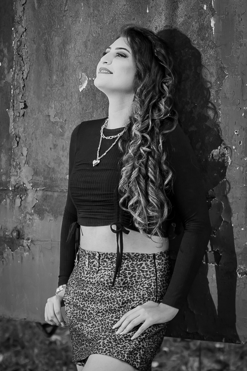 Ensaio de 15 anos em uma estação de trem antiga, a menina usando all satar laranja, com um toper preto e um short saia em animal print em um dia ensolarado em Santo Antônio de Pádua no interior do Rio de Janeiro. Foto e preto e branco.