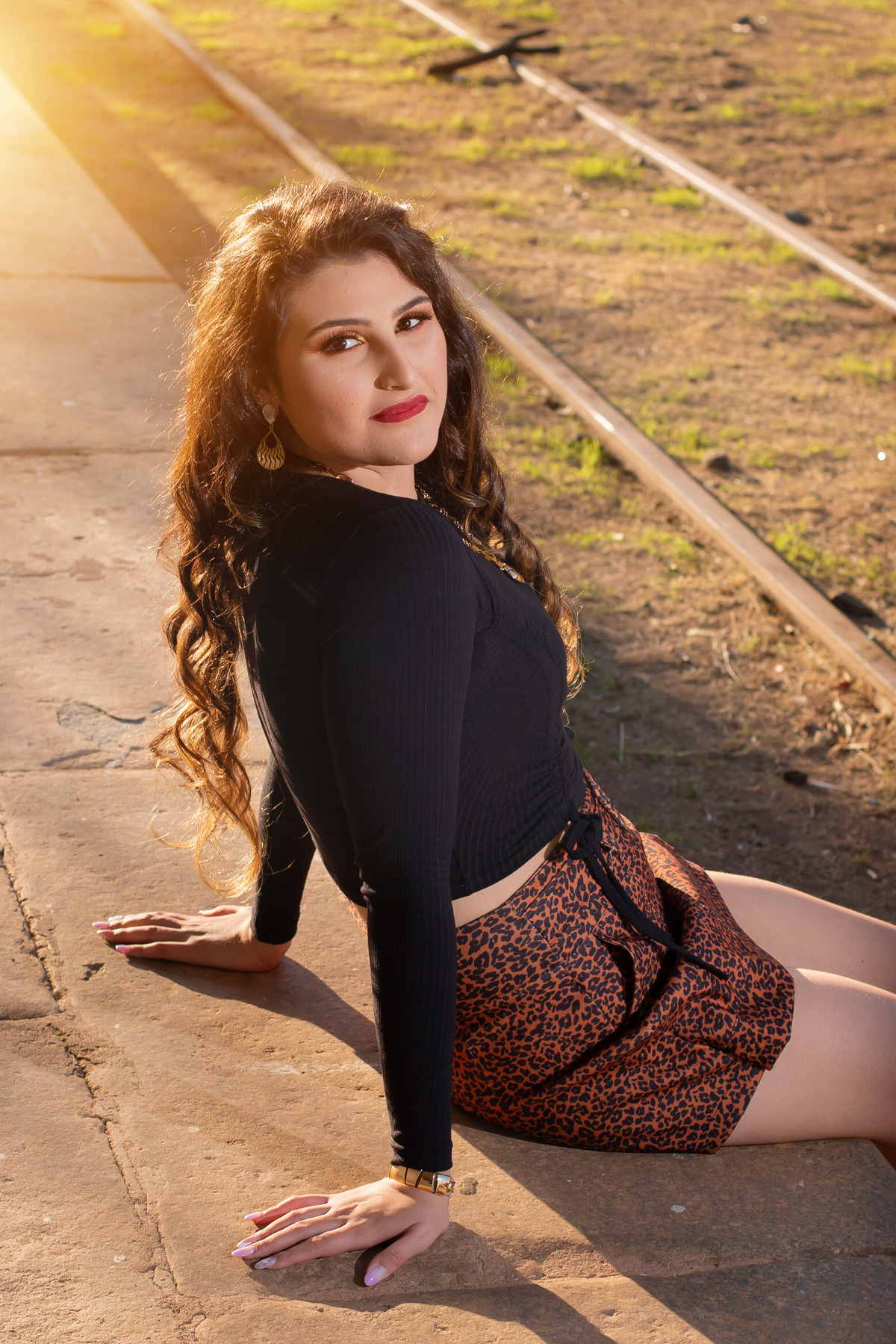 Ensaio de 15 anos em uma estação de trem antiga, a menina usando all satar laranja, com um toper preto e um short saia em animal print em um dia ensolarado em Santo Antônio de Pádua no interior do Rio de Janeiro.