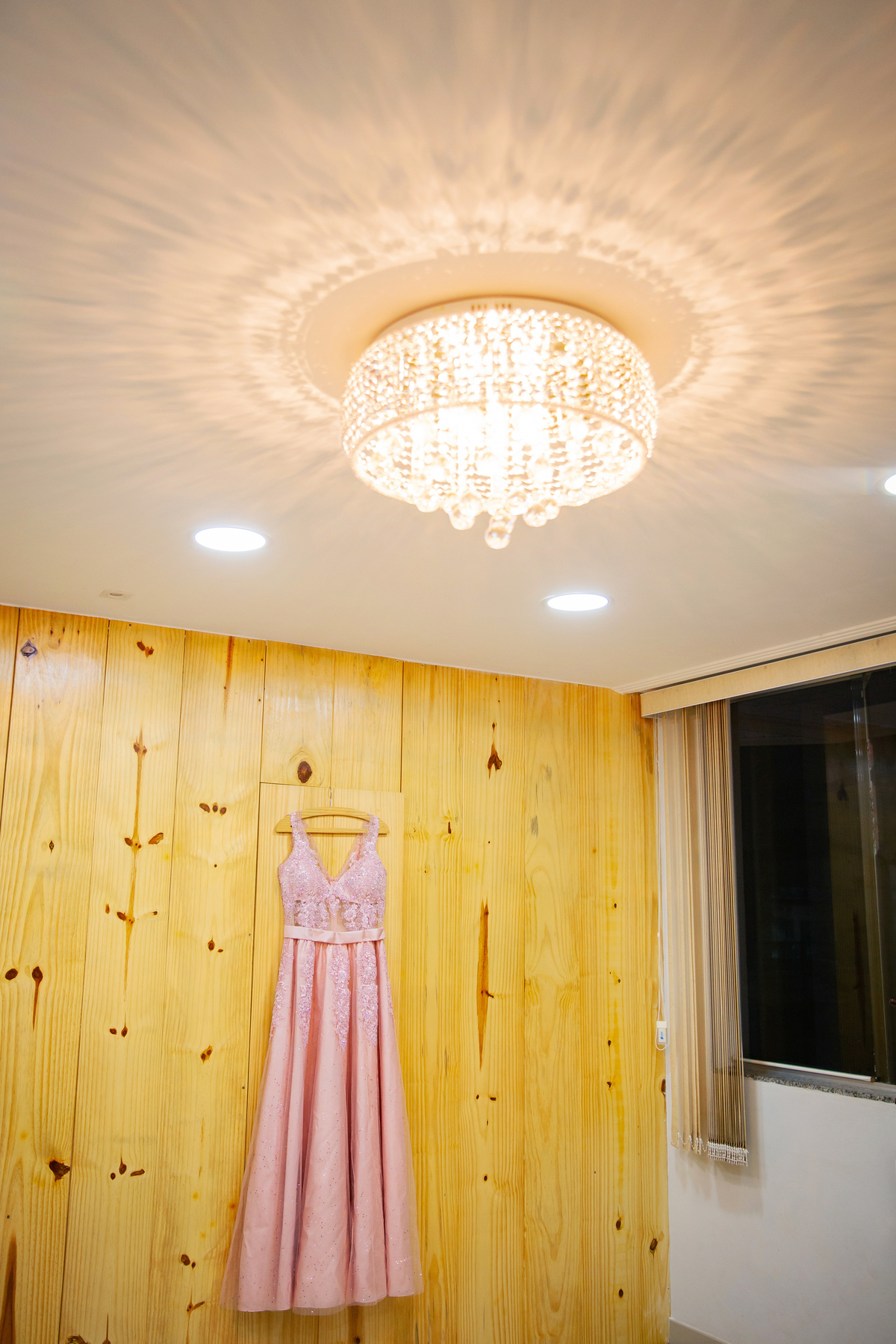 Making Of de debutante com vestido rosa claro em Salçao de beleza studio make mean angel em Santo Antônio de Pádua interior do Rio de Janeiro. 