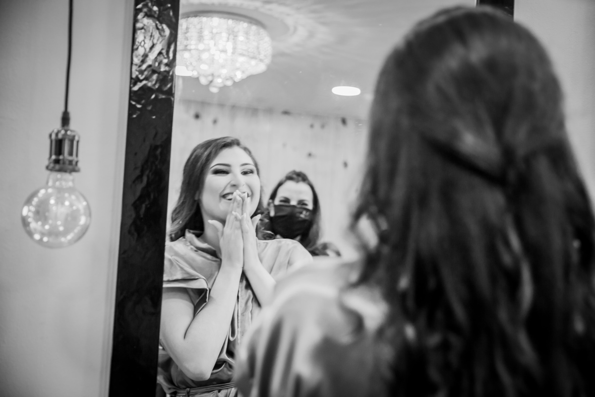 Foto em preto e branco. Making Of festa de 15 anos, debutante lindo com hobby dourado sendo maquiada em salão de beleza studio make mean angel em Santo Antônio de Pádua interior do Rio de Janeiro.