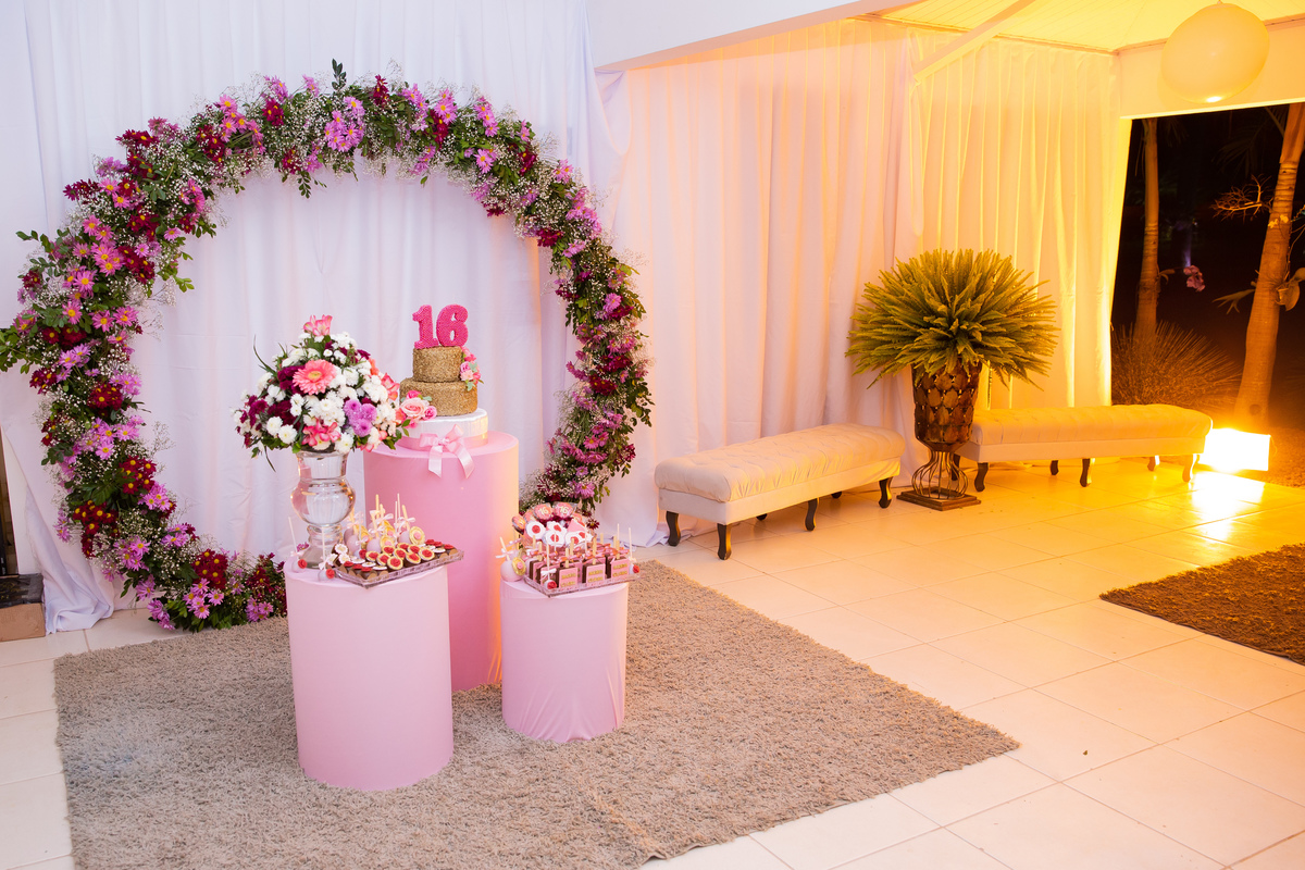 Decoração linda para comemorar festa de 15 + 1 na cor rosa com muitas flores naturais em maison saintec ecile em Santo Antônio de Pádua interior do Rio de Janeiro.