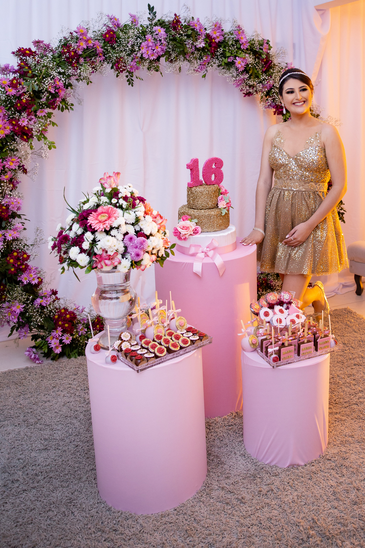 Decoração linda para comemorar festa de 15 + 1 na cor rosa com muitas flores naturais em maison saintec ecile em Santo Antônio de Pádua interior do Rio de Janeiro.