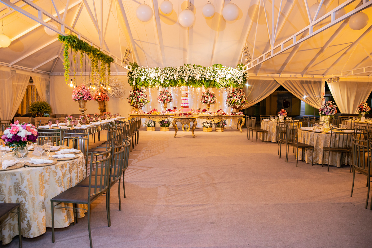 Decoração linda para festa de 15 anos em tons de vermelho e dourado com muitas flores naturais em maison saintec ecile  em Santo Antônio de Pádua interior do Rio de Janeiro.