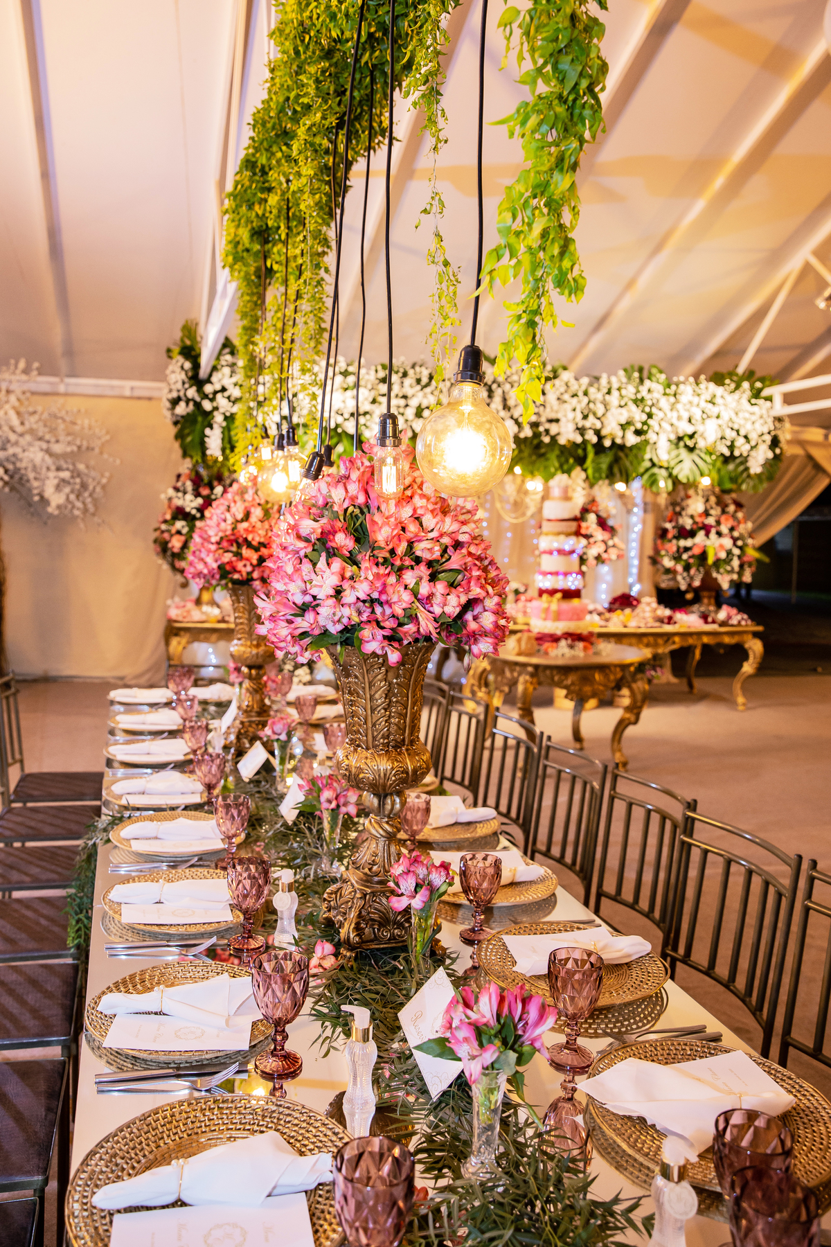 Decoração linda para festa de 15 anos em tons de vermelho e dourado com muitas flores naturais em maison saintec ecile  em Santo Antônio de Pádua interior do Rio de Janeiro.