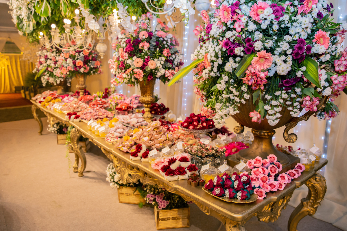 Decoração linda para festa de 15 anos em tons de vermelho e dourado com muitas flores naturais em maison saintec ecile  em Santo Antônio de Pádua interior do Rio de Janeiro.