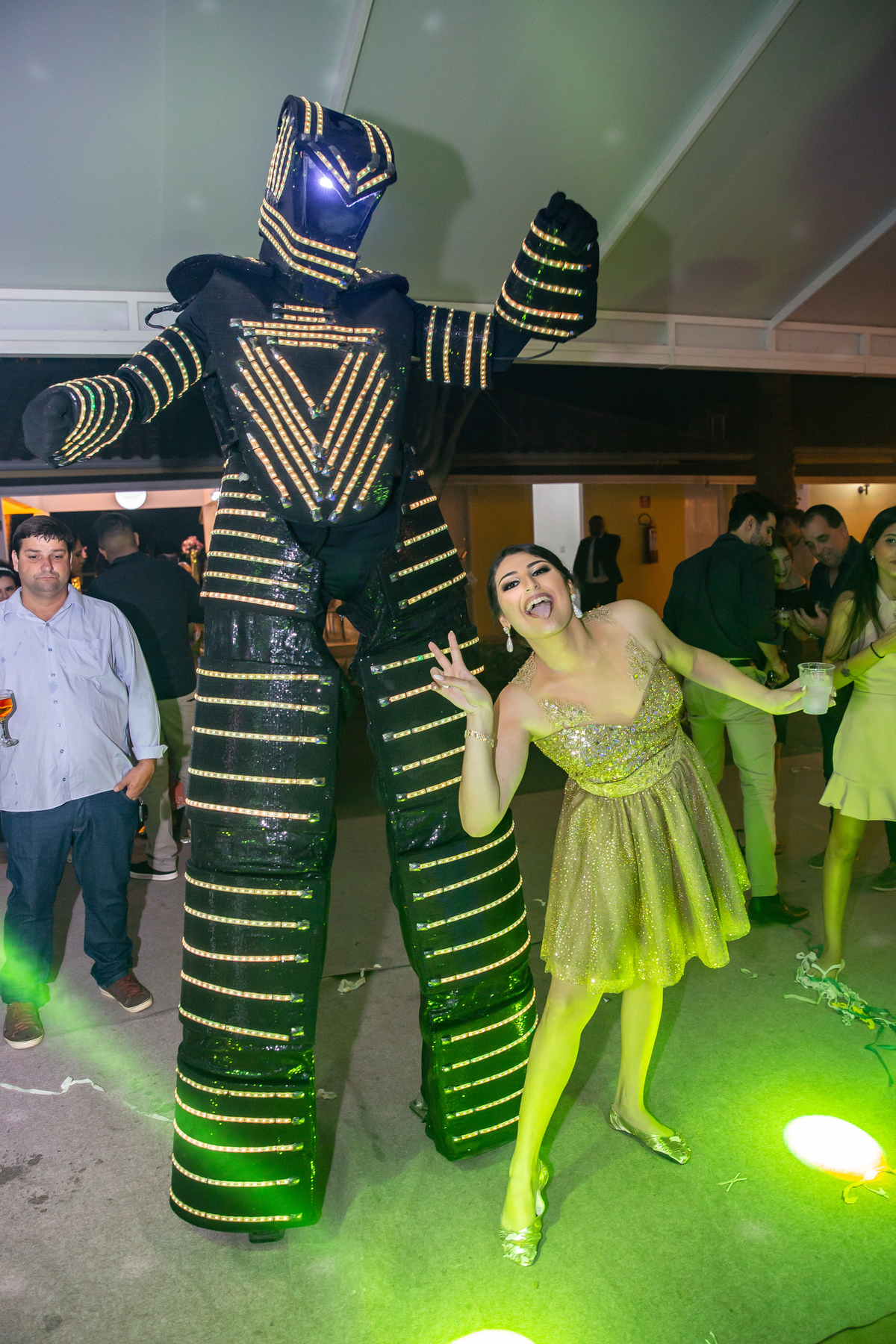 Debutante linda e feliz dançando em sua festa na pista de dança com Dj e Robô em maison saintec ecile em Santo Antônio de Pádua interior do Rio de Janeiro.