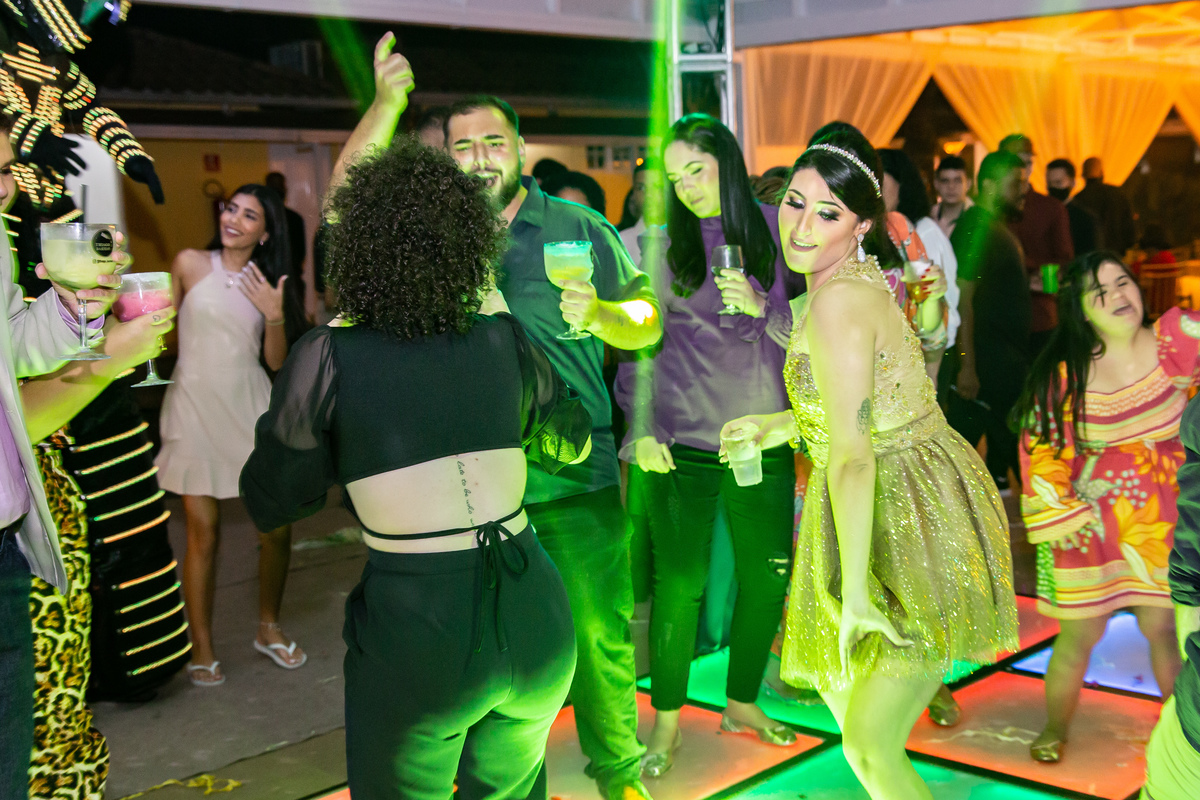 Debutante linda e feliz dançando em sua festa na pista de dança com Dj e Robô em maison saintec ecile em Santo Antônio de Pádua interior do Rio de Janeiro.