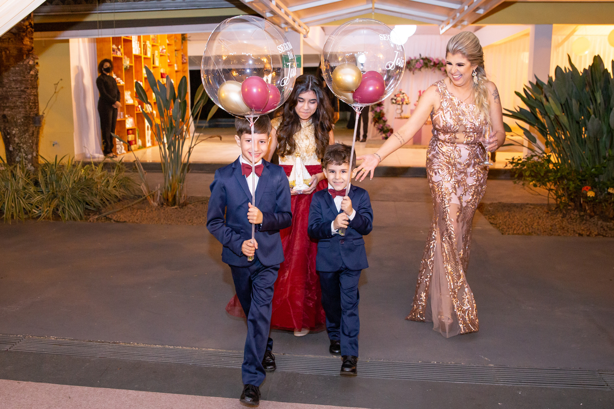 Pajens e dama em festa linda de 15 anos entrando com joia e imagem de nossa senhora para debutante em salão de festa maison sainte cecile em Santo Antônio de Pádua interior do Rio de Janeiro.
