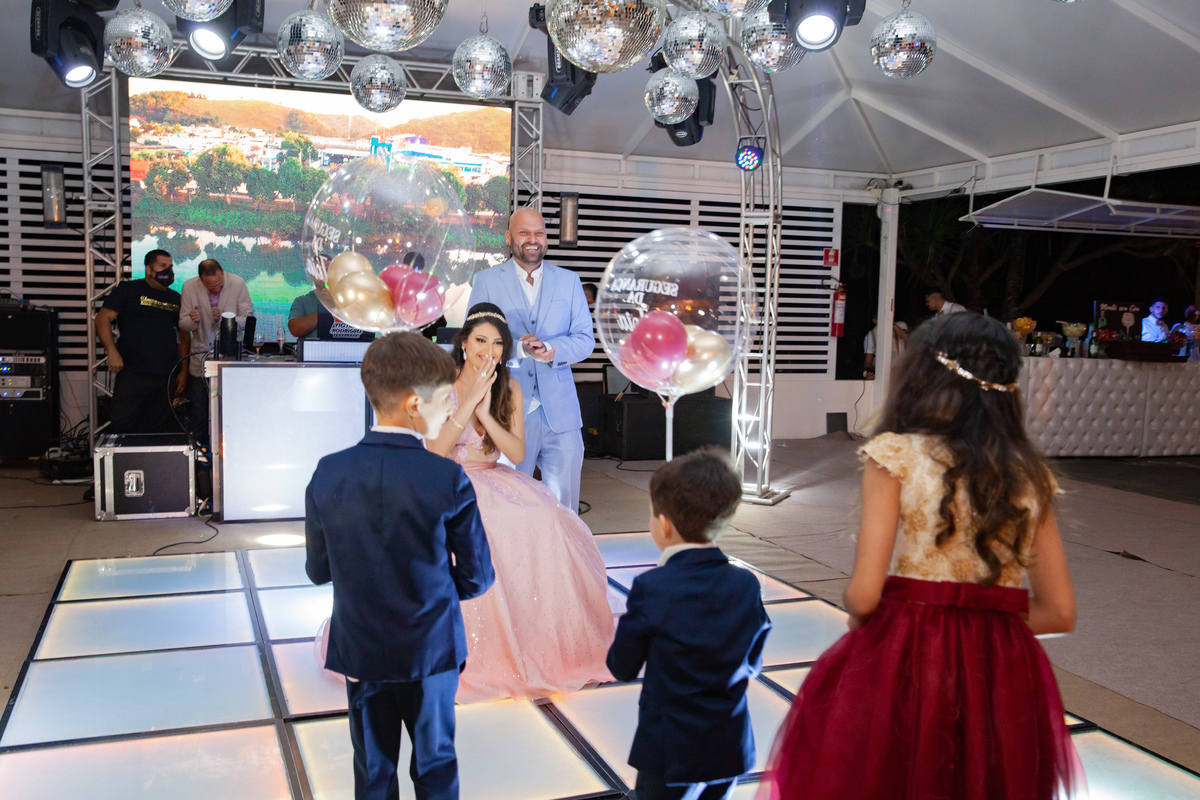 Pajens e dama em festa linda de 15 anos entrando com joia e imagem de nossa senhora para debutante em salão de festa maison sainte cecile em Santo Antônio de Pádua interior do Rio de Janeiro.