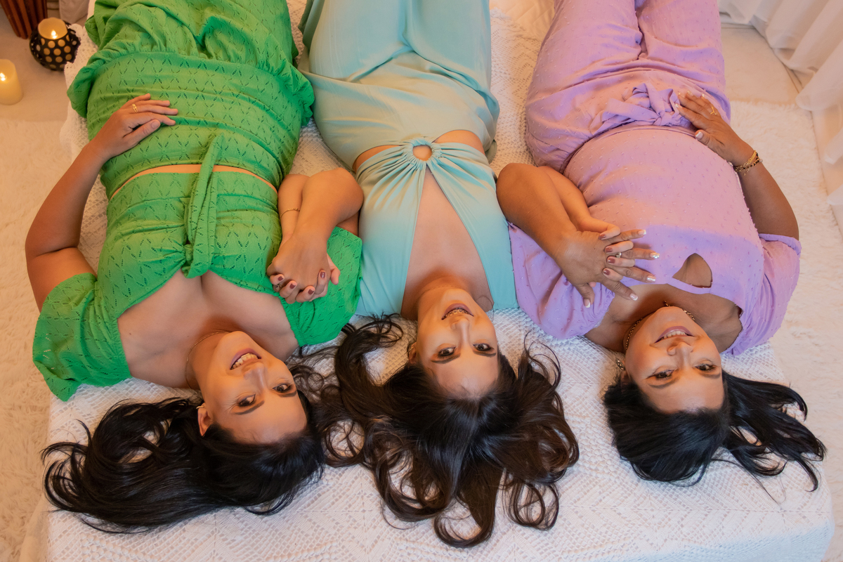 Ensaio família 3 gerações em estúdio. 3 mulheres lindas, avó. Filha e neta se reuniram com roupas lindas e make perfeitas para realizar um ensaio fotográfico em estúdio em Santo Antônio de Pádua.