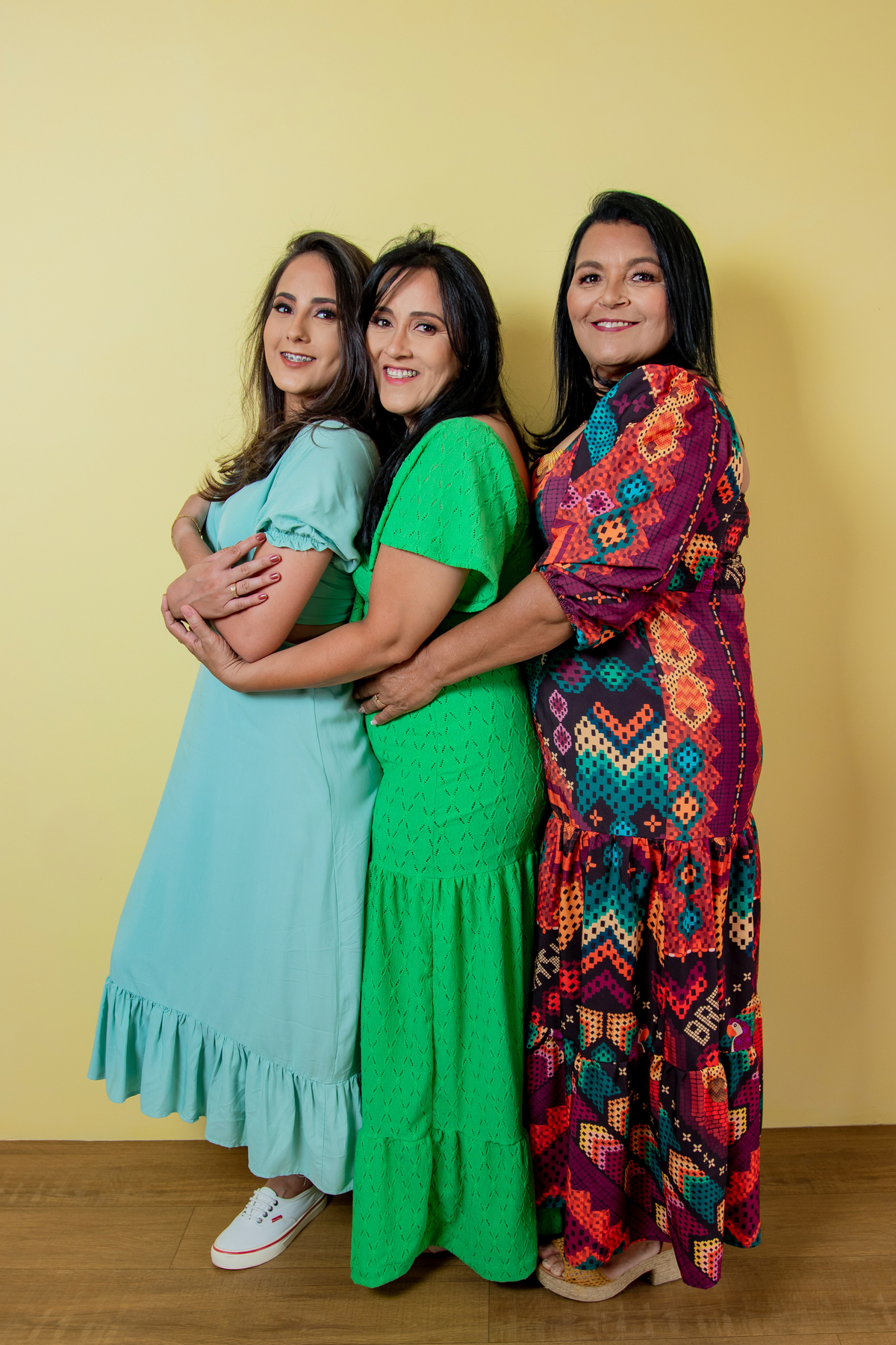 Ensaio família 3 gerações em estúdio. 3 mulheres lindas, avó. Filha e neta se reuniram com roupas lindas e make perfeitas para realizar um ensaio fotográfico em estúdio em Santo Antônio de Pádua.