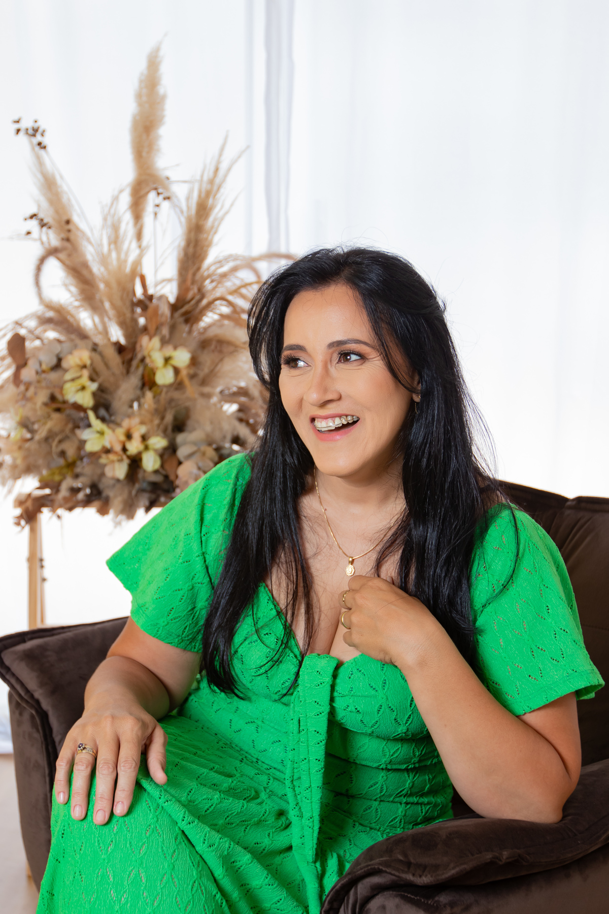 Ensaio família 3 gerações em estúdio. 3 mulheres lindas, avó. Filha e neta se reuniram com roupas lindas e make perfeitas para realizar um ensaio fotográfico em estúdio em Santo Antônio de Pádua.