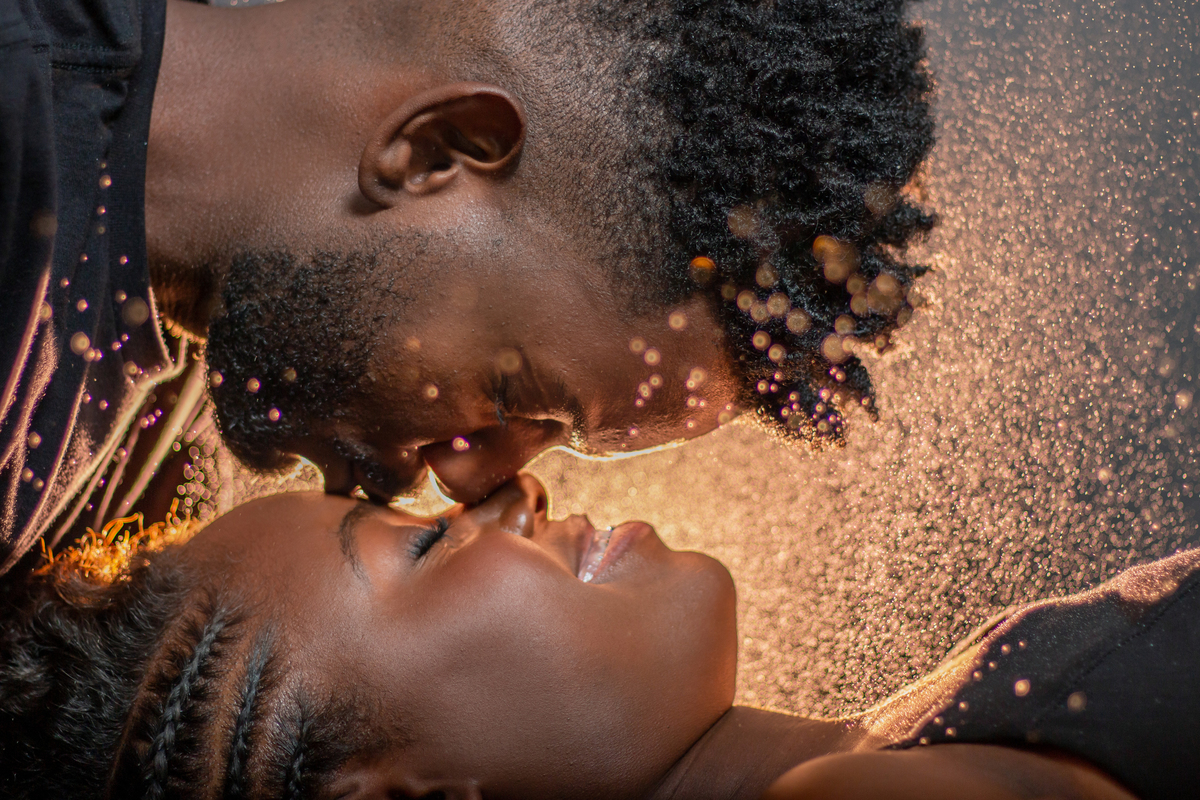 
Fizemos fotos com borrifador de água e luz contra de um casal em seu ensaio pré casamento em estúdio. O resultado ficou maravilhoso. Em Santo Antônio de Pádua – RJ.
Noivo beijando testa da noiva. Noiva sorrindo.