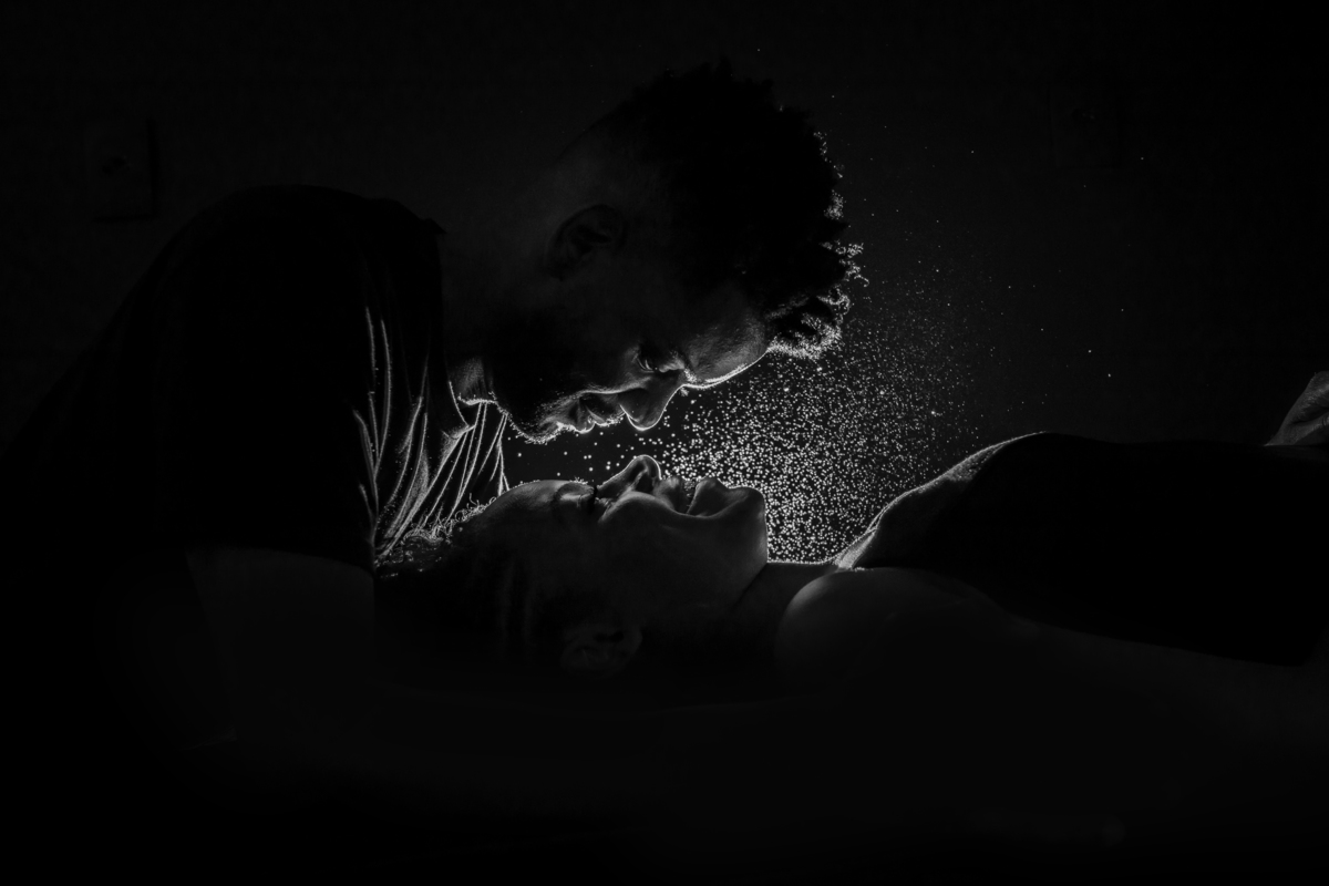 
Fizemos fotos com borrifador de água e luz contra de um casal em seu ensaio pré casamento em estúdio. O resultado ficou maravilhoso. Em Santo Antônio de Pádua – RJ. Foto em preto e branco.
