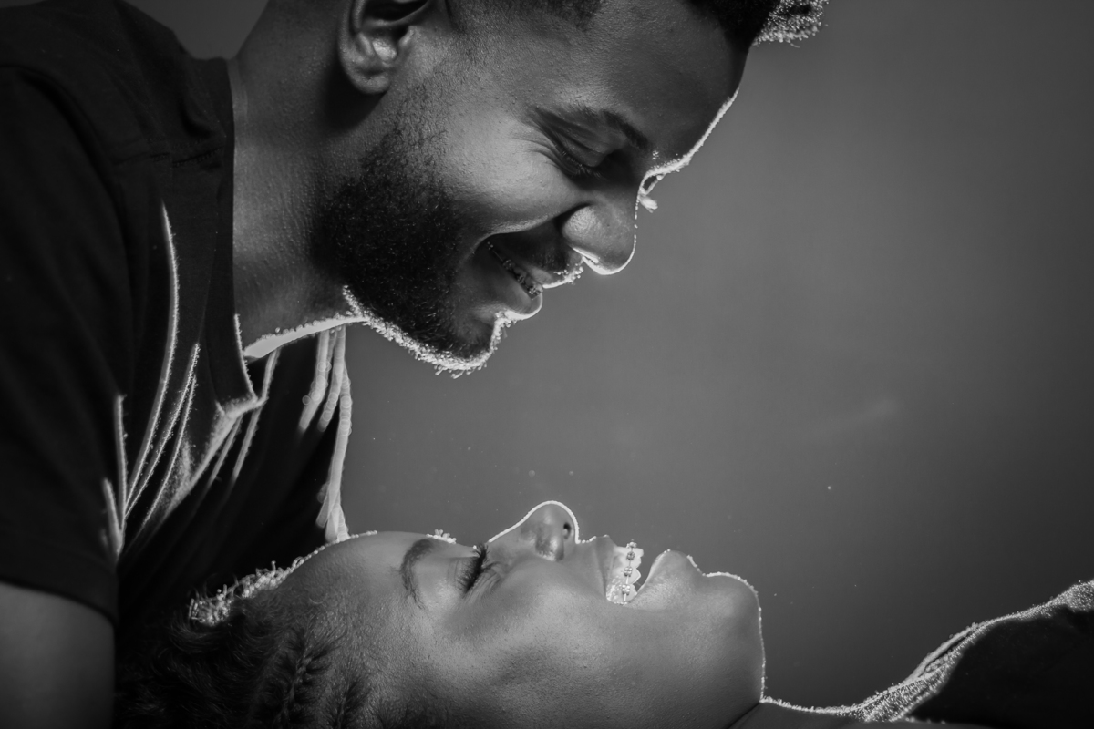 
Fizemos fotos com borrifador de água e luz contra de um casal em seu ensaio pré casamento em estúdio. O resultado ficou maravilhoso. Em Santo Antônio de Pádua – RJ.
Foto em preto e branco dos noivos sorrindo.