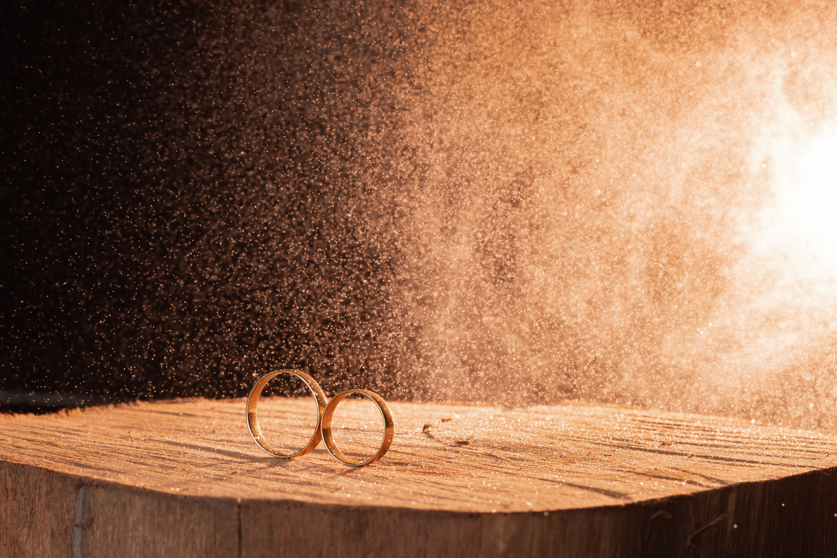 
Fizemos fotos com borrifador de água e luz contra de um casal em seu ensaio pré casamento em estúdio. O resultado ficou maravilhoso. Em Santo Antônio de Pádua – RJ.
Foto das alianças.