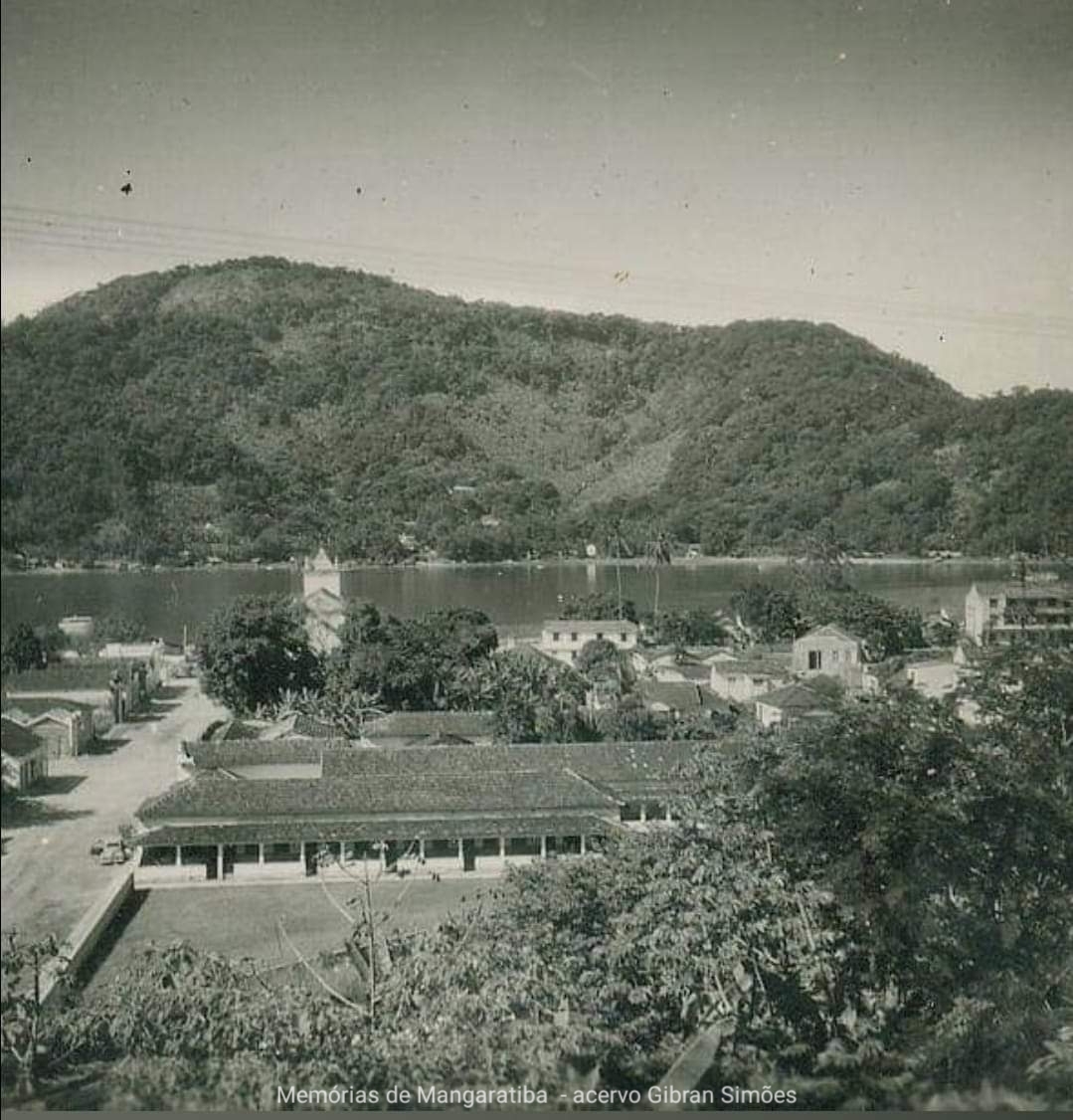 conjunto de vilas, antiga fábrica de sardinha e igreja.
Em Itacuruçá 