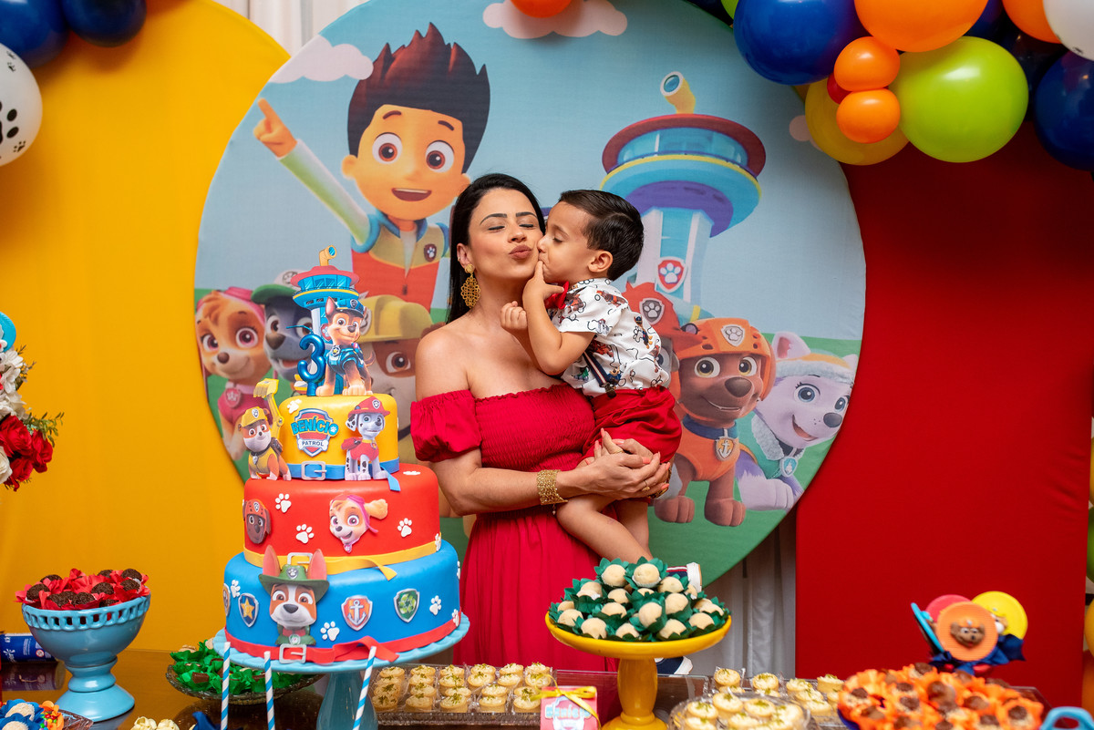 madrinha do aniversariante fazendo uma foto com seu afilhado