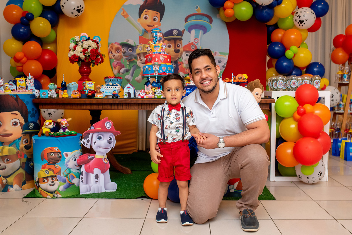 papai curtindo a festa de aniversário do filho