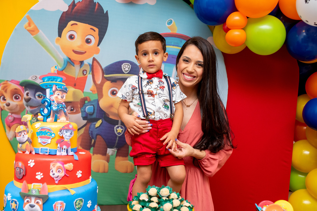 a mamãe  curtindo a festa de aniversário do filho