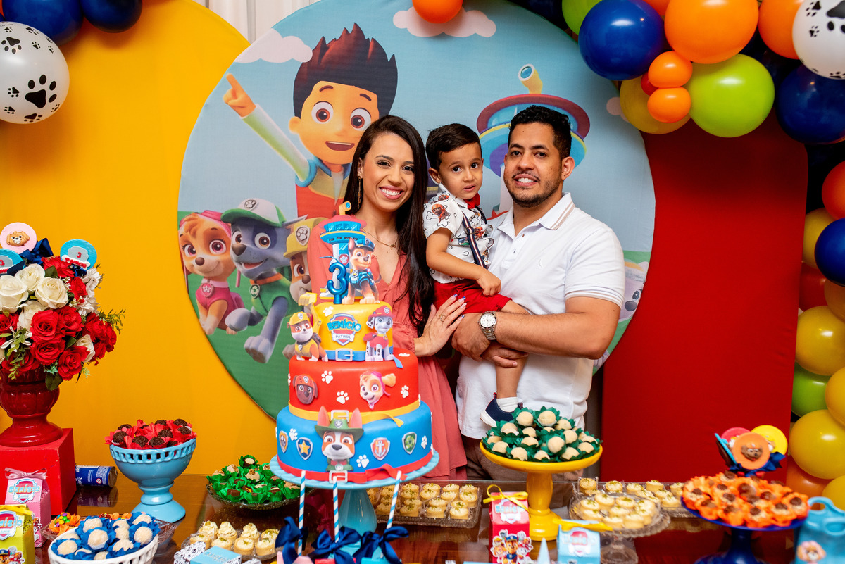 os pais do aniversariante fazendo uma linda foto de recordação