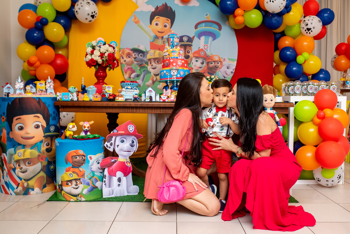 o niversariante ganhando um super beij da titia e mamãe