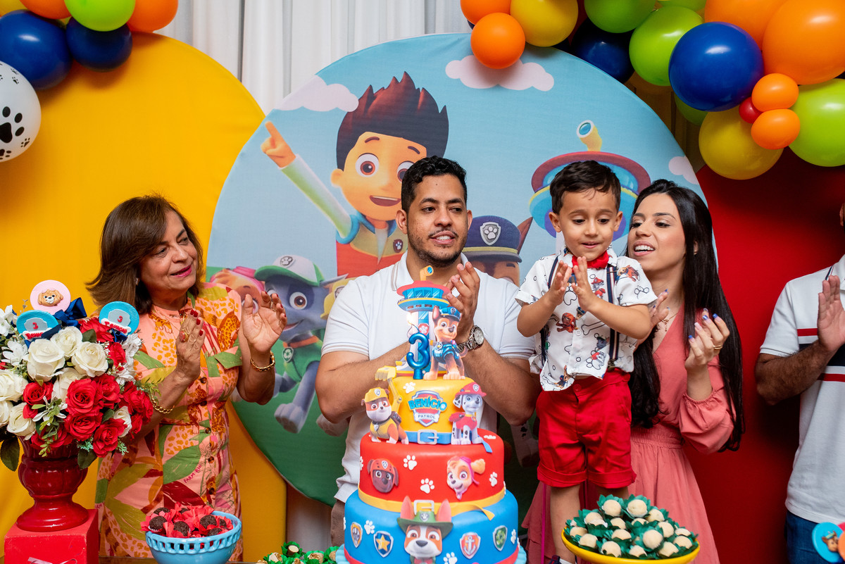 benicio cantando os parabens da sua festa de aniversário