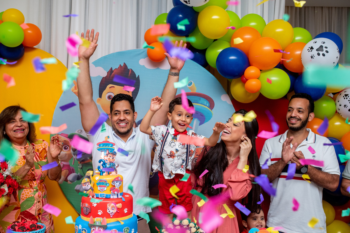 aniversariante super feliz com sua festinha de aniversário
