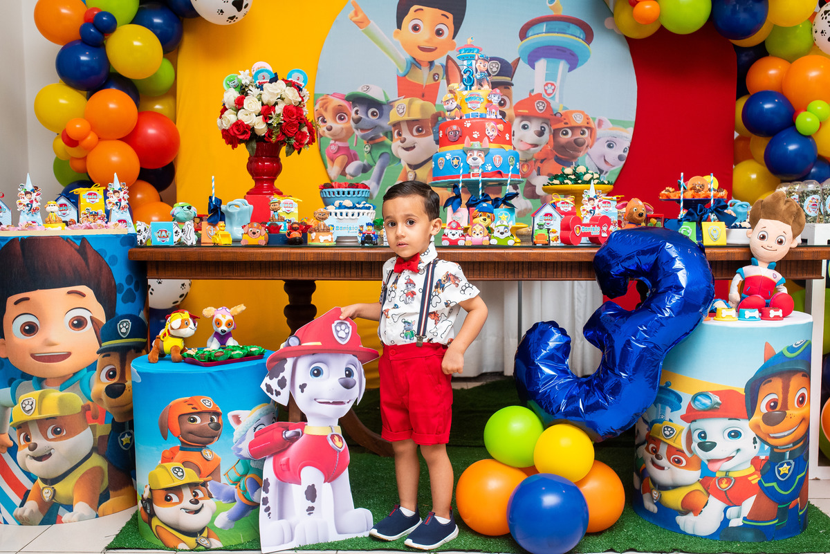 aniversariante curtindo sua festa de anivesário