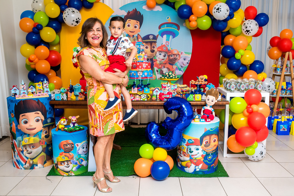 vovó curtindo o neto fazendo aniversário